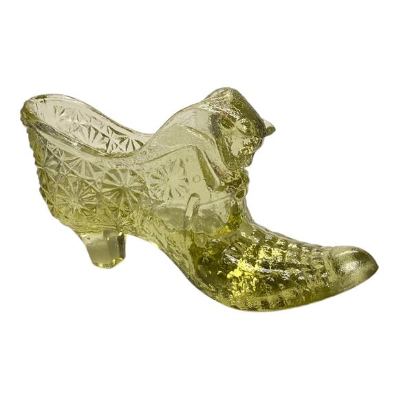 Boyd Crystal Art Glass Daisy Button Cat Slipper Shoe 2011 Limelight - B1013 - Picture 1 of 10